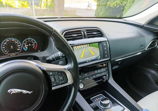 Jaguar F-Pace cena 142999 przebieg: 188000, rok produkcji 2017 z Jaworzno małe 631